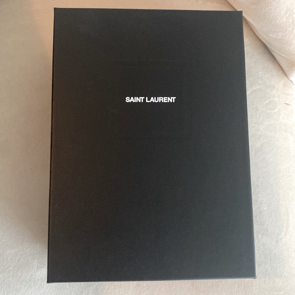 Autentique YSL
Papier original
2500$
2023
Parfaite
Pièce de collection
YSL - Picture 3 of 8